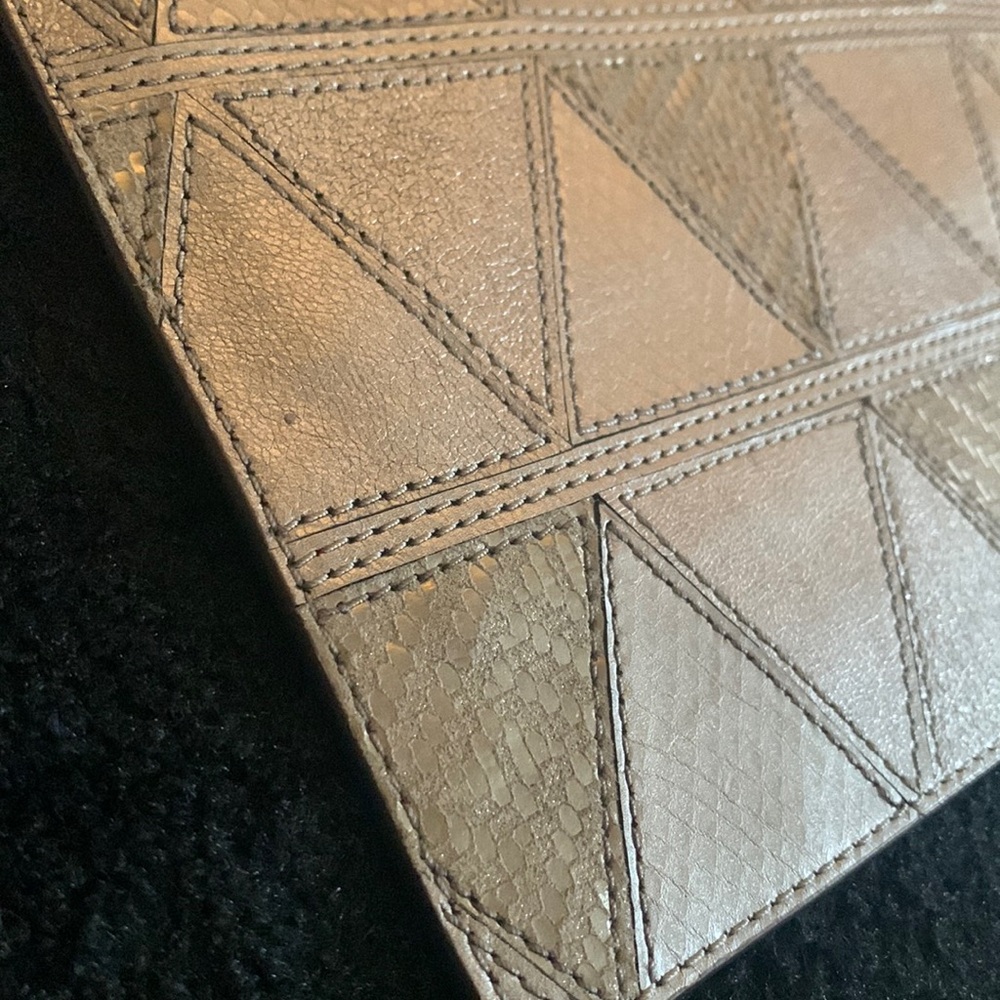 Michael Kors XL Wristlet Clutch Silver Metallic Patchwork w card slots top EUC - Picture 6 of 17